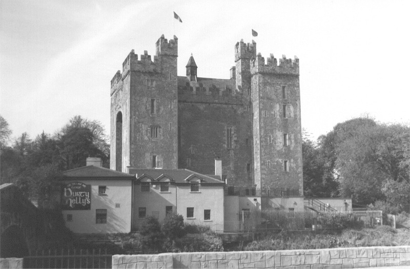 ireland bunratty castle durty nellys.jpg